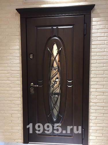 Дверь с карнизом и стеклом