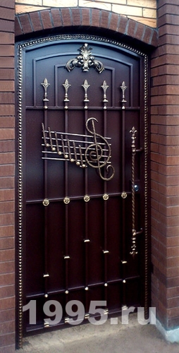 Дверь с коваными элементами