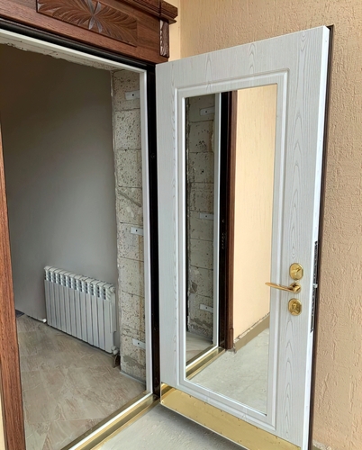 Дверь с массивом дуба, резьбой, карнизом, отбойником и зеркалом