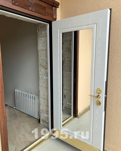 Дверь с массивом дуба, резьбой, карнизом, отбойником и зеркалом