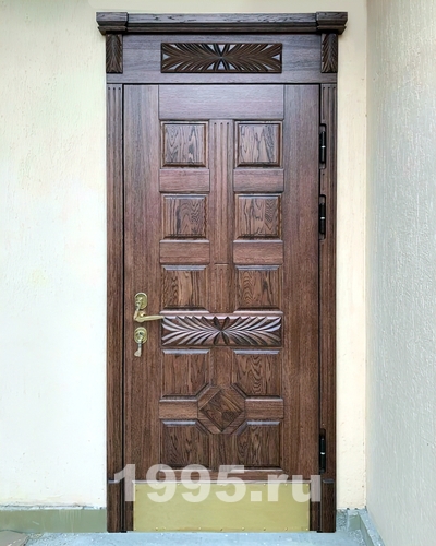 Дверь с массивом дуба, резьбой, карнизом, отбойником и зеркалом