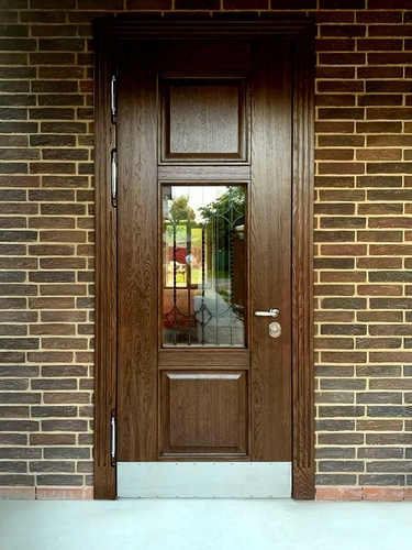 Дверь с массивом, остеклением и отбойником