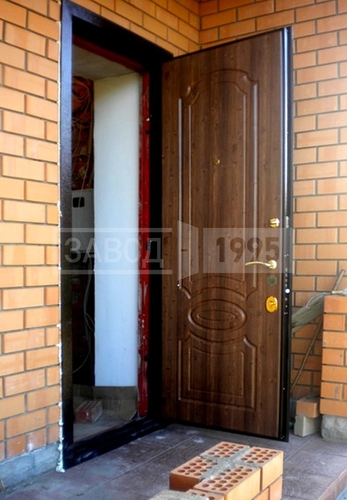 Дверь МДФ в кирпичном доме