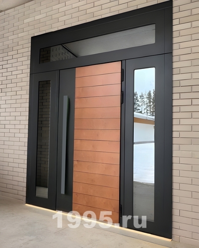 Дверь с окнами в загородном доме