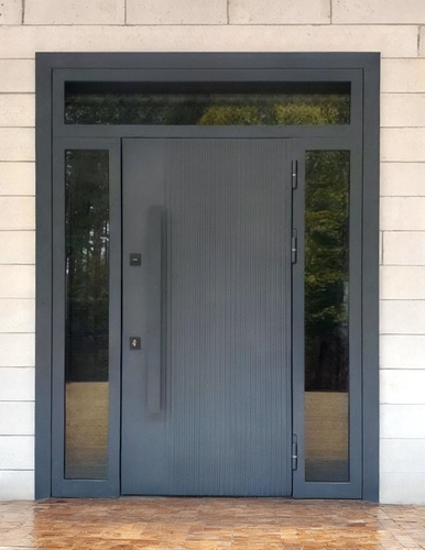 Дверь с остеклением