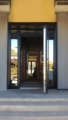 Дверь с остеклением