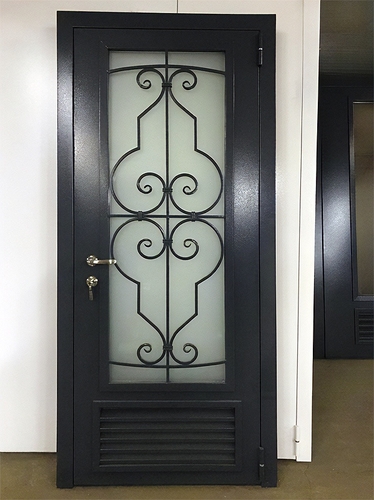 Дверь с остеклением и вентиляцией