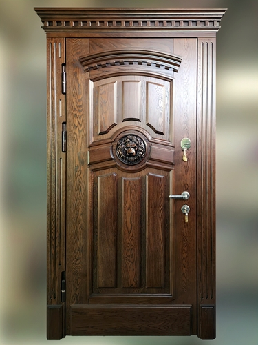 Дверь с отделкой массивом дерева и капителью