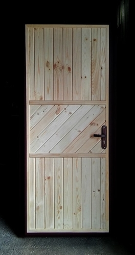 Дверь с отделкой вагонкой Дверь с отделкой вагонкой