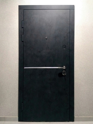 Дверь с панелью под камень