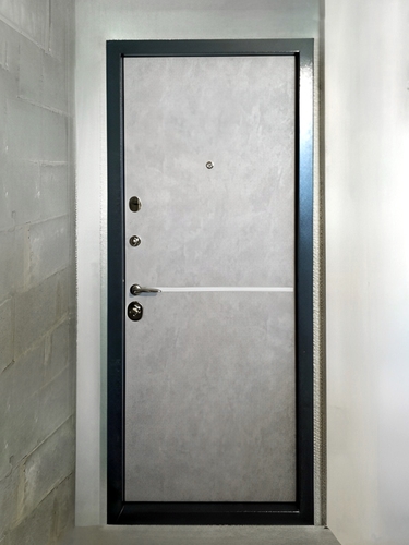 Дверь с панелью под камень