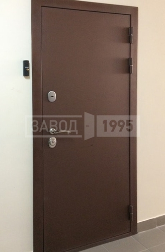 Стальная дверь с тремя петлями