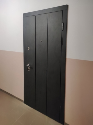 Дверь с вертикальными полосами