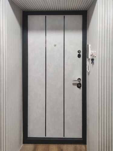 Дверь с вертикальными полосами