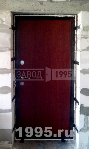 Входная дверь с темным ламинатом Входная дверь с темным ламинатом