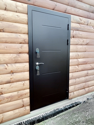 Дверь в бревенчатом доме