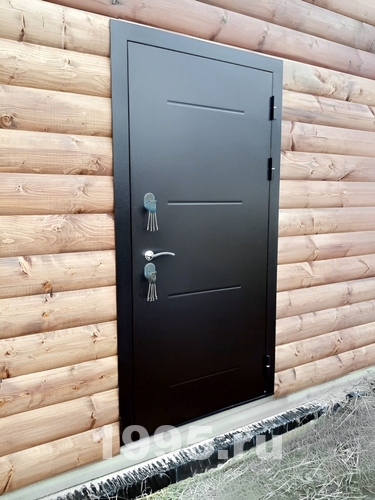 Дверь в бревенчатом доме