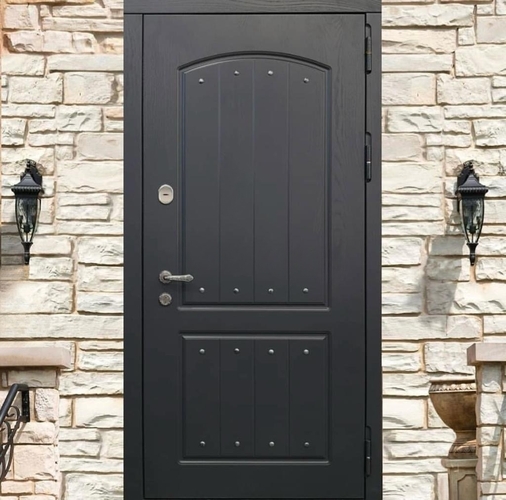 Дверь в частном доме