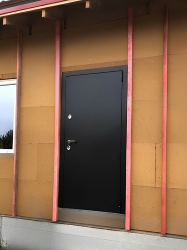 Дверь в строящемся частном доме