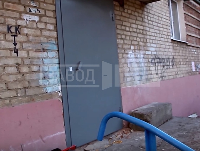 Дверь в подъезд