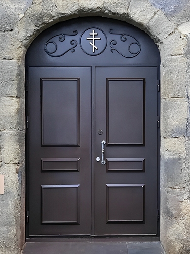 Двустворчатая дверь с металлобагетом