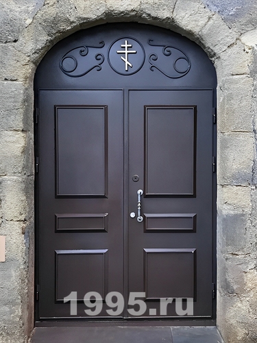 Двустворчатая дверь с металлобагетом