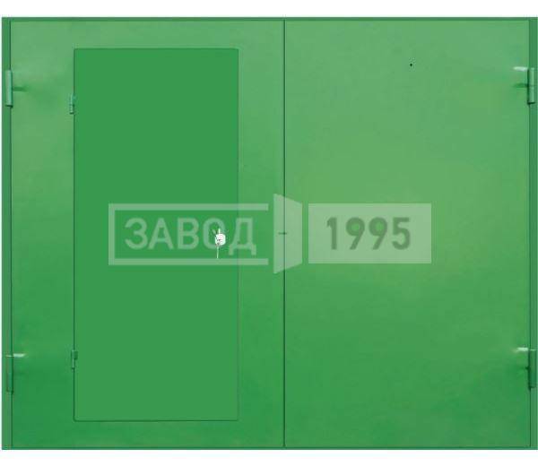 Распашные гаражные ворота с калиткой, грунт