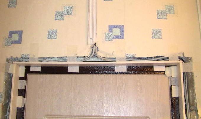 Кабель в проеме