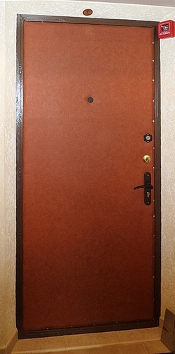 Коричневая дверь с винилискожей Коричневая дверь с винилискожей