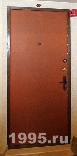 Коричневая дверь с винилискожей