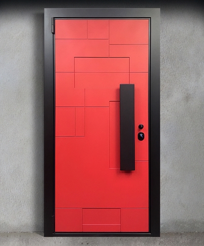 Красная дверь с черной фурнитурой