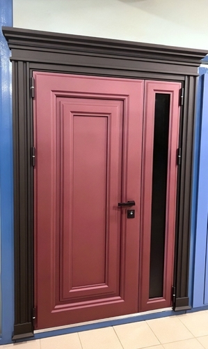 Красная дверь с металлофиленкой