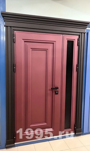 Красная дверь с металлофиленкой