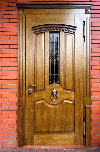 Однопольная парадная дверь с отделкой натуральным деревом, оформление декоративным карнизом