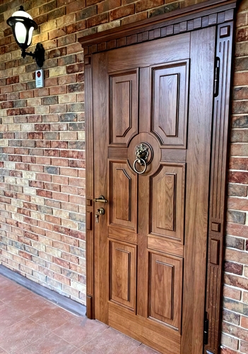 Дверь с отделкой наборными панелями из МДФ шпон