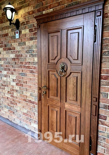 Дверь с отделкой наборными панелями из МДФ шпон