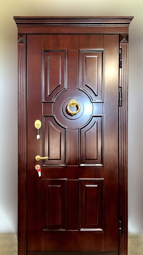 Однопольная дверь с карнизом с отделкой из массива натурального дерева