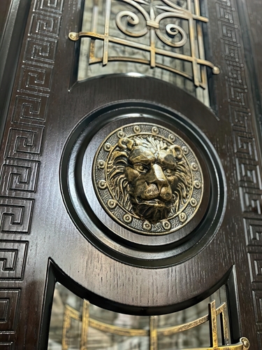 Дверь с отделкой МДФ, оформленная в античном стиле