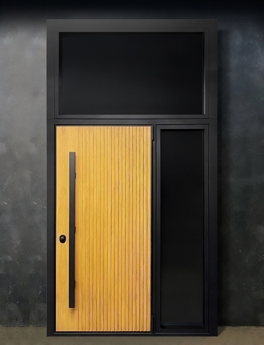 Нестандартная входная дверь для дома