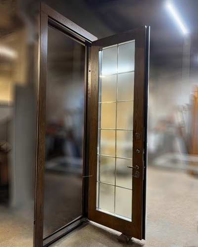 Нестандартная дверь с остеклением