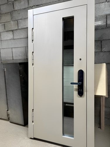 Остекленная дверь с электронным замком