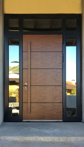 Остекленная дверь с поперечным шпоном