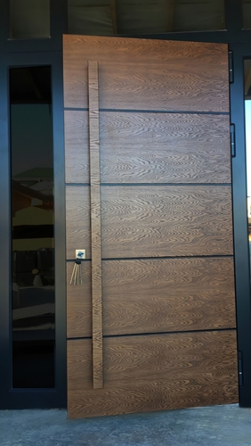 Остекленная дверь с поперечным шпоном