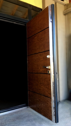 Остекленная дверь с поперечным шпоном