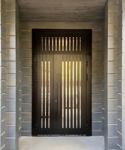 Остекленная дверь с вертикальными рейками