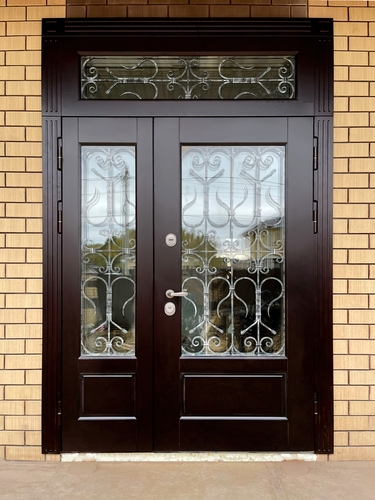 Остекленная дверь с защитными решетками