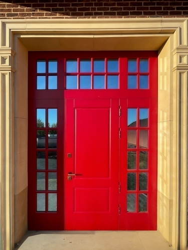 Парадная остекленная входная группа