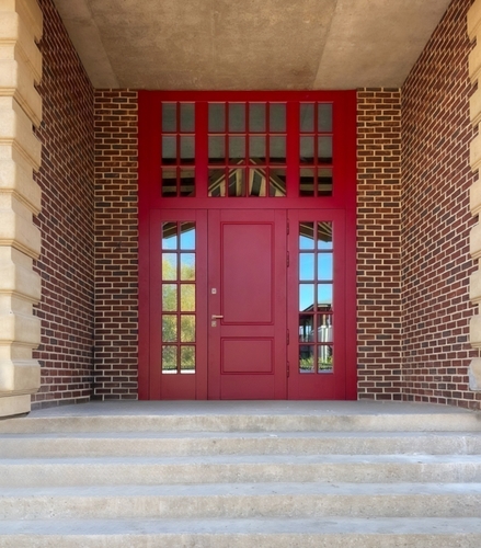 Парадная остекленная входная группа