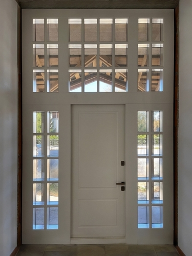 Парадная остекленная входная группа