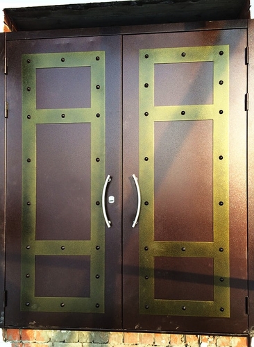 Входная дверь в коттедже